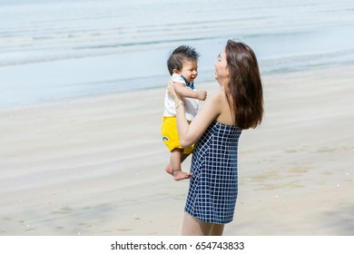 Mom Her Son Play On Sea Stock Photo 654743833 Shutterstock