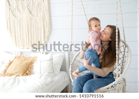 Similar – glückliche Mutter und Baby, die zu Hause im Schlafzimmer spielen.