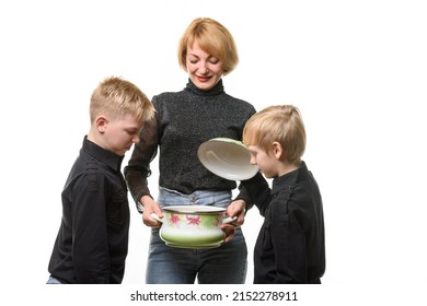 Mom Made Soup, The Kids Opened The Pot And Didn't Like The Food