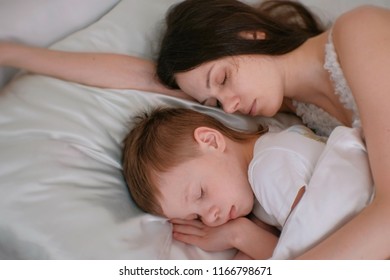 Mom Son Sleeping Together Mom Hugging Foto stock 1166798671 Shutterstock