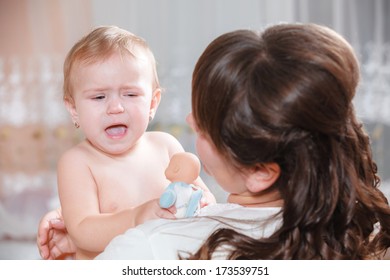 895 Mom soothing baby Images, Stock Photos & Vectors | Shutterstock