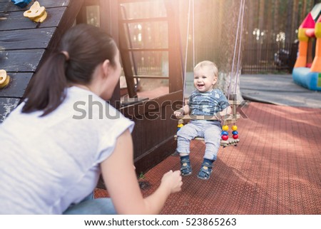 Mom Swinging Baby Boy Swing Summer Stockfoto Jetzt