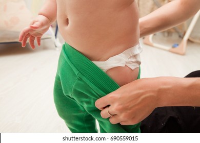 Mom Takes Off His Pants The Kid To Change The Diaper