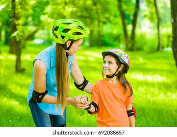 Mom Teaches Daughter Rollerblading Stock Photo 692038657 