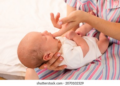 Mom Teaches Her Newborn Baby Sucking Reflex