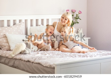 Mom Two Daughters Having Fun Bed Stockfoto Jetzt Bearbeiten