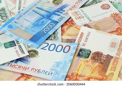 Fondo monetario. Billetes de rublos rusos. Préstamo en efectivo. ... Vista superior, planta plana. Enfoque selectivo.