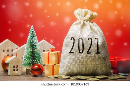 Money Bag 2021, Christmas Tree, Miniature Houses And Gifts. New Year Or Xmas Winter Holiday. Accumulating Money And Planning A Budget. Business And Finance. Loans, Deposit, Credit. Promotions, Offers