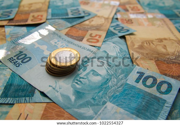 ブラジルからのお金 レアル ブラジル通貨のノート 経済 インフレ ビジネスのコンセプト テーブルにたくさんのお金が広がった 背景 の写真素材 今すぐ編集