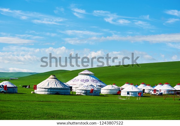 中国内モンゴル フルンブイルの夏の草原にあるモンゴルのユルト の写真素材 今すぐ編集