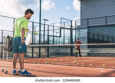 Monitor teaching padel class