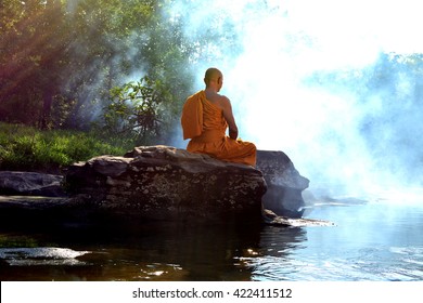 Mönch im Buddhismus Meditation in der Natur