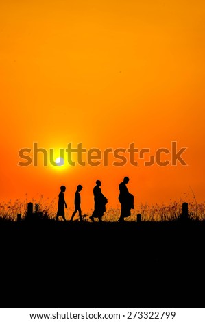 Similar – Vater und Sohn spielen im Park bei Sonnenuntergang Zeit. Menschen, die Spaß im Freien. Konzept der Sommerurlaub und freundliche Familie.