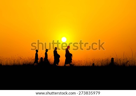 Similar – Vater und Sohn spielen im Park bei Sonnenuntergang Zeit. Menschen, die Spaß im Freien. Konzept der Sommerurlaub und freundliche Familie.