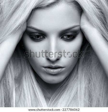 Retrato monocromo de una joven rubia de fondo gris