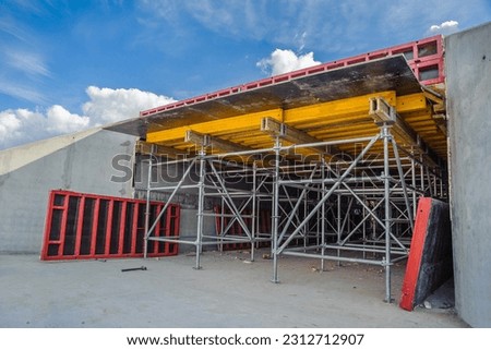 Monolithic structural elements and scaffolding at bridge construction