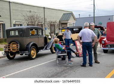 Monroe, Georgia - March 14, 2020: A Group Of Senior Adults Relaxes Among Classic Cars On Display At The 15th Annual Memories In Monroe Car Show.