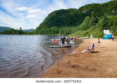 Mont Tremblant, Quebec,Canada, 07-03-2022 Quiet Beach In A Beautiful National Park In Perfect Coexistence With Nature, Enjoying The Summer And The Sun