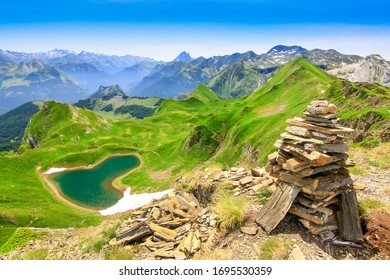 Montagnon D'Iseye Lake In Béarn