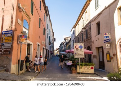 Montalcino, Italy - September 6th 2020. Young People Hang Around A Street Corner With No Masks Or Social Distancing During The Covid-19 Coronavirus Pandemic In Montalcino In Siena  Province, Tuscany