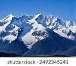 Montanhas com neve rochosase vales