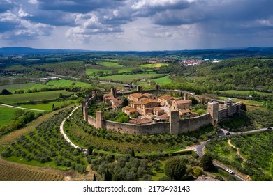 Monteriggioni, Italien - Mai 2022: Luftbild auf der Gemeinde in der Provinz Siena