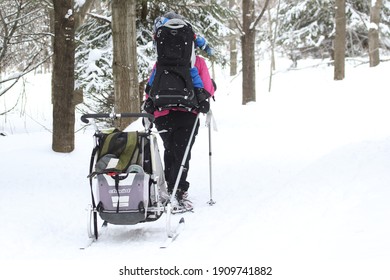 Mont-saint-Bruno National Park, Québec, Canada, January 3 2021, 
 Young Mother Snowshoeing In A Québec National Park With Her Kids