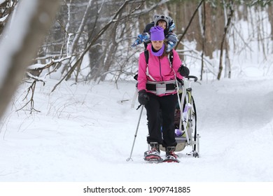 Mont-saint-Bruno National Park, Québec, Canada, January 3 2021, 
 Young Mother Snowshoeing In A Québec National Park With Her Kids