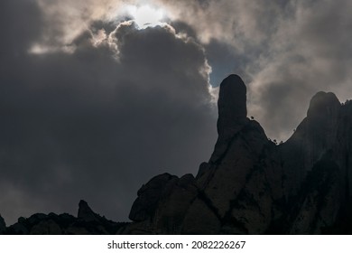 Montserrat en un cielo nublado y dramargo