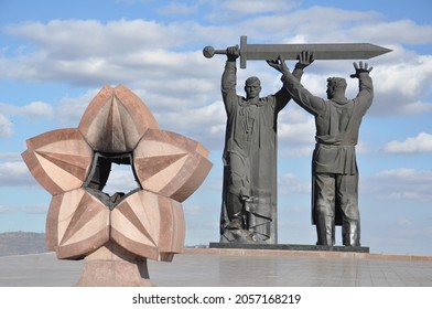 Monument Tyl Frontu And Eternal Flame At The Ural Magnitogorsk Russia River Home Front Dedicated To The Great Patriotic War Of The USSR 16.09.2021