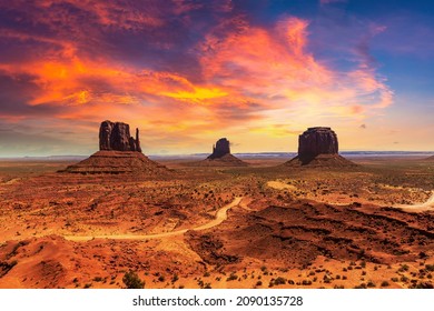 Monument Valley am beeindruckenden Sonnenuntergang, Arizona, USA