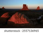 Monument Valley is one of the symbols of the western United States. The desert plateau is actually riverine in origin (Colorado Plateau) and is located on the border between Utah and Arizona