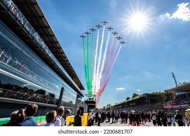 Monza, Italy. 08-11 September 2022. Formula 1 World Championship 2022. Italian Grand Prix. Race. Frecce Tricolori Fling Above The Starting Grid.