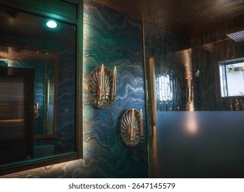 Moody  pared baño
