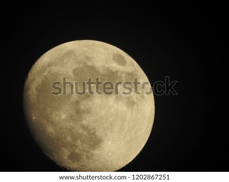 Moon, It is an astronomical body that orbits planet Earth. Natural satellite 