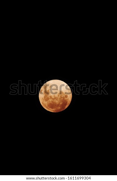 moon colored by\
bushfire smoke australia