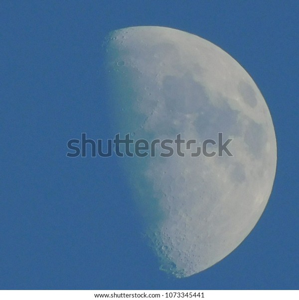 Moon in\
Daytime