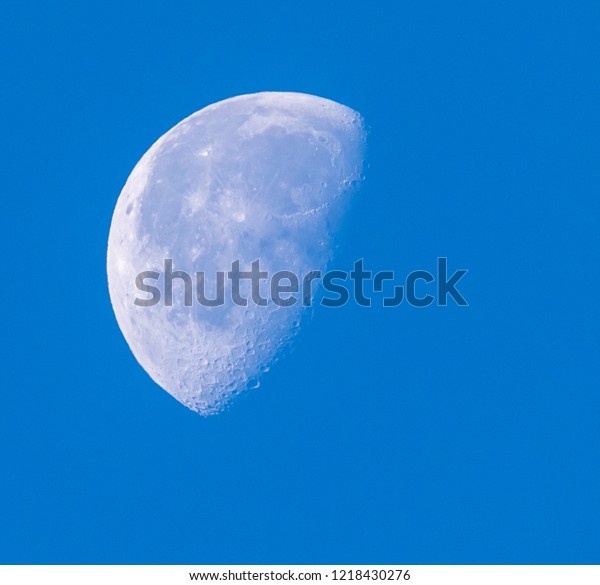 Moon in\
daytime