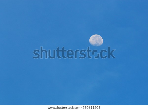 Moon in the\
daytime On the day of transparent\
sky.