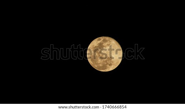 The moon in the full moon\
night.
