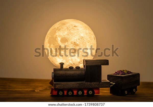 Moon lamp on the table\
