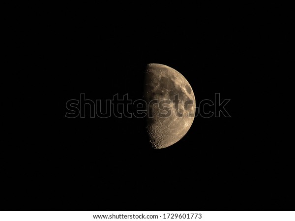 Moon in the night sky.\
Lunar phase 