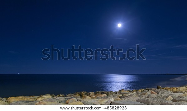 The moon\
over the sea and the lune path on the\
sea