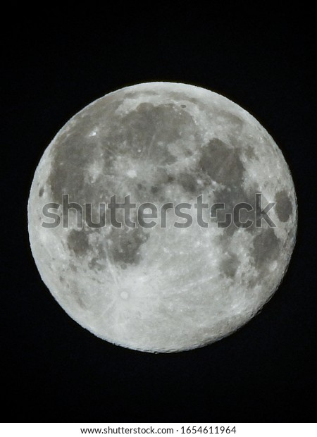 Moon shooted with telephoto\
lens