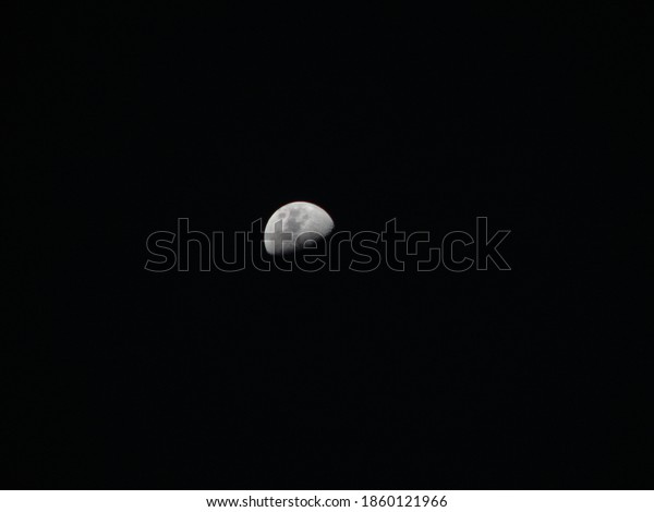 Moon shot during\
daytime, 12x Optical Zoom