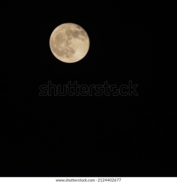 Moon Timelapse, Stock time lapse : Full moon
rise in dark nature sky, night time. Full moon disk time lapse with
moon light up in night dark black sky. High-quality free video
footage or timelapse