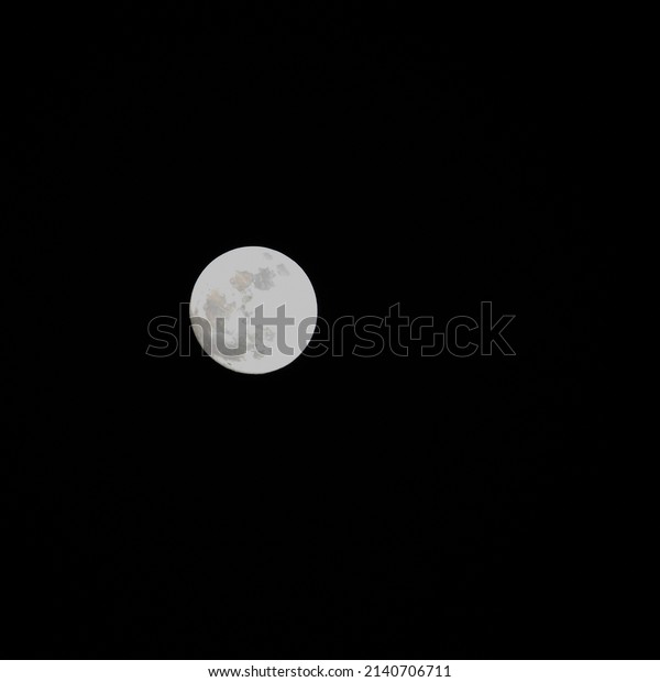 Moon Timelapse, Stock time lapse : Full moon
rise in dark nature sky, night time. Full moon disk time lapse with
moon light up in night dark black sky. High-quality free video
footage or timelapse