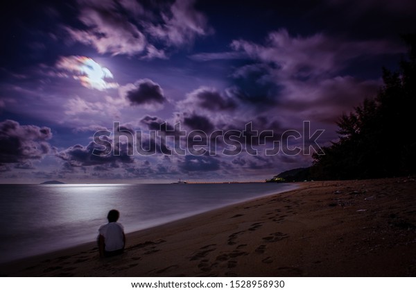 Moonrise scenery at\
Pantai Penarik, Malaysia.\
