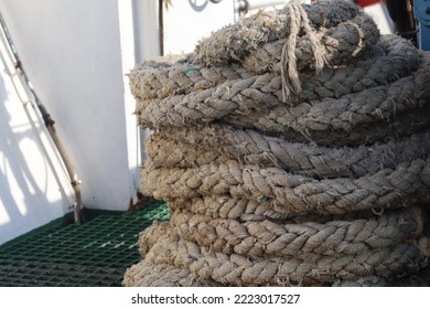 The Mooring Line, Which Has Often Been Used To Moor Ships And Has Begun To Rot, Is Prepared At The Bow When The Ship Is Going Slongside In Port.