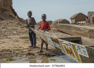 Mopti, Mali- Sept.3,2011:  Childrenin the Niger River, Mali